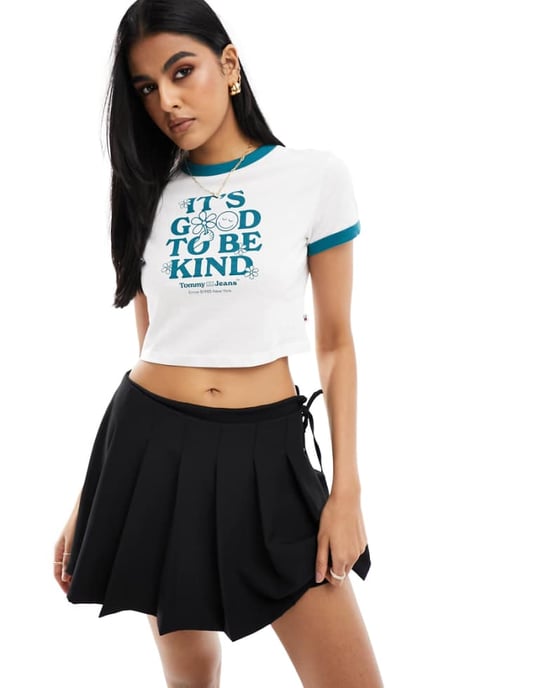 Tommy Jeans – Vit t-shirt med kort slogan och ringmotiv - Image 1