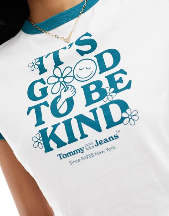 Tommy Jeans – Vit t-shirt med kort slogan och ringmotiv - Image 4