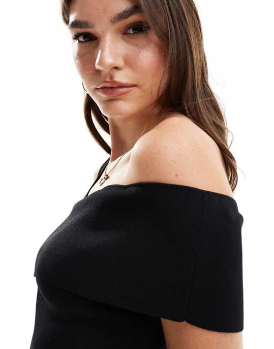 & Other Stories – Svart stickad topp med asymmetrisk off-shoulder-detalj - Image 3