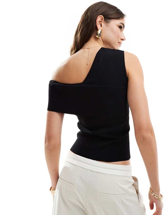 & Other Stories – Svart stickad topp med asymmetrisk off-shoulder-detalj - Image 4