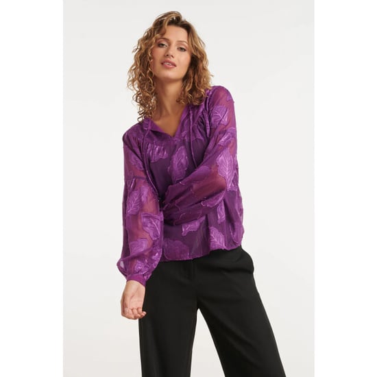 Smashed Lemon 24698 paarse chiffon jacquard v-hals top met bladmotief - Image 4