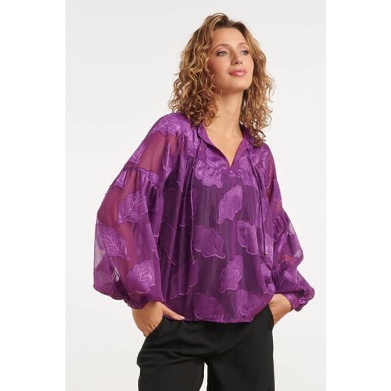 Smashed Lemon 24698 paarse chiffon jacquard v-hals top met bladmotief - Image 5