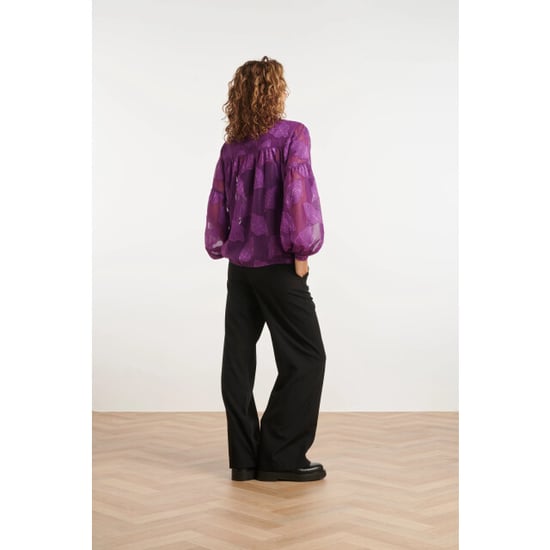 Smashed Lemon 24698 paarse chiffon jacquard v-hals top met bladmotief - Image 6