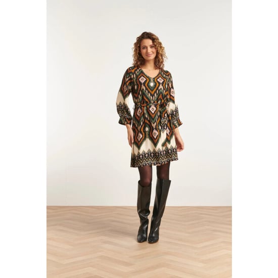 Smashed Lemon 23529 dames klassieke v-hals jurk met riemopvallende tribal print | - Image 1