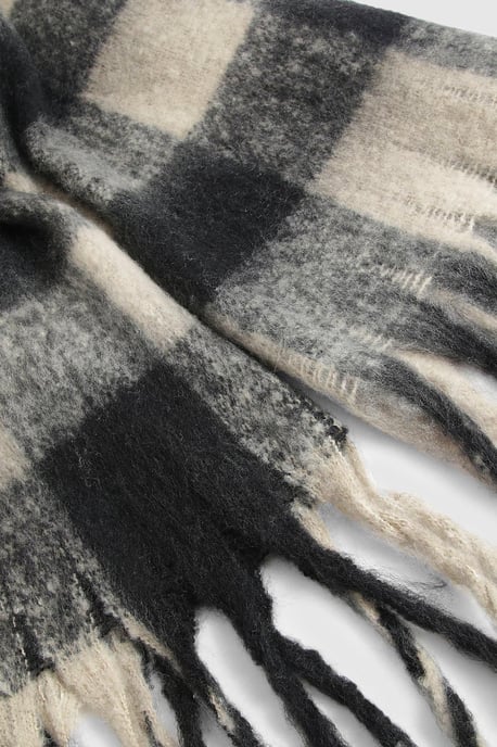Chunky Check Tassel Scarf - Image 3