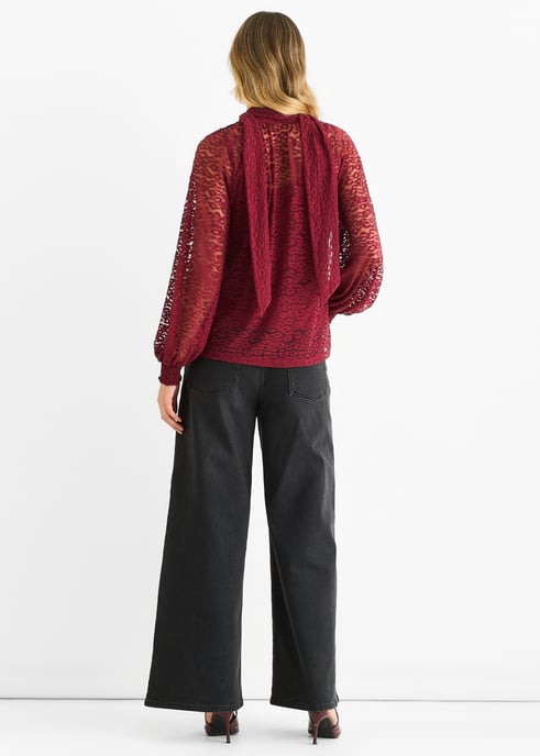Blus med spetsdetaljer i burgundy - Image 4