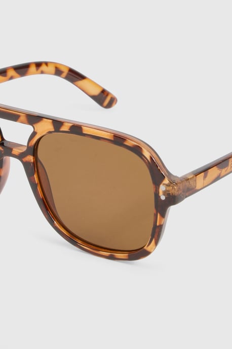 Tortoise Shell Oversized Aviator Sunglasses - Image 4