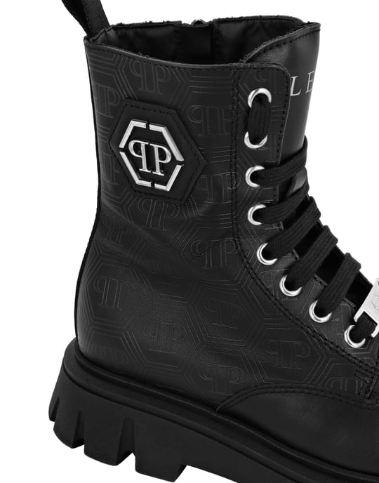 Mellanhöga stövlar i nappaläder med hexagonmonogram - Image 3