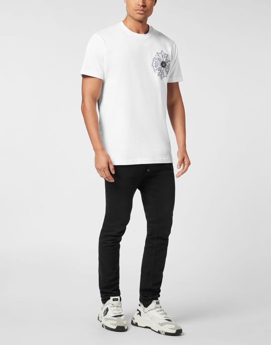 Rundhalsad T-shirt med Truck Gothic Pleinmönster - Image 4