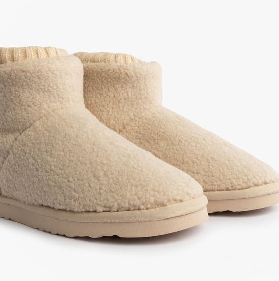 Totes Isotoner Borg Boot With Cuff Detail Womens Boot Slippers Cream - Image 4
