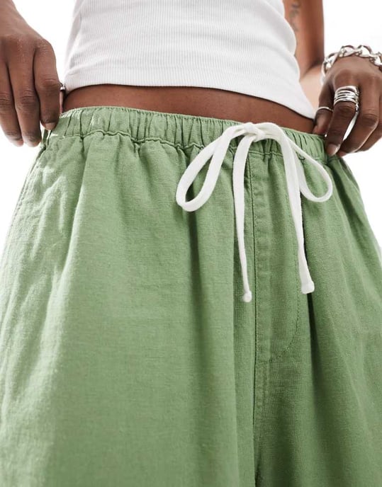 Weekday Unisex Patrik linneshorts i grönt, exklusivt hos ASOS - Image 3