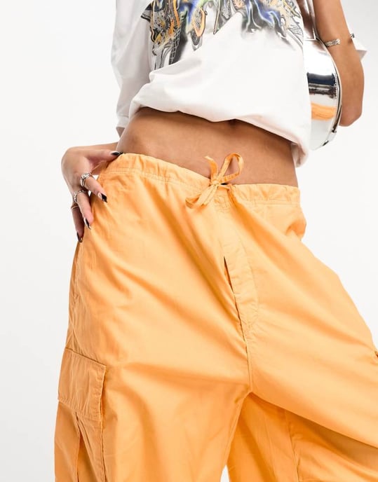 Weekday – Unisex – Orangea, säckiga byxor med fallskärm, endast hos ASOS - Image 3