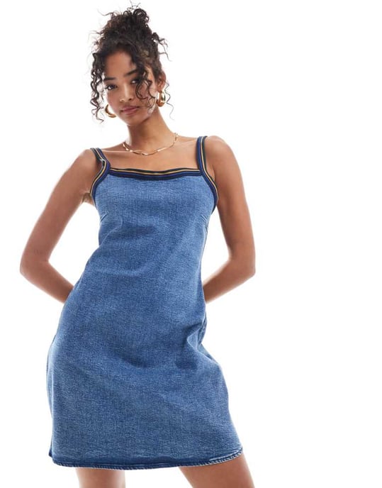 ASOS DESIGN – Mellanblå denimklänning med ribbade kanter - Image 2