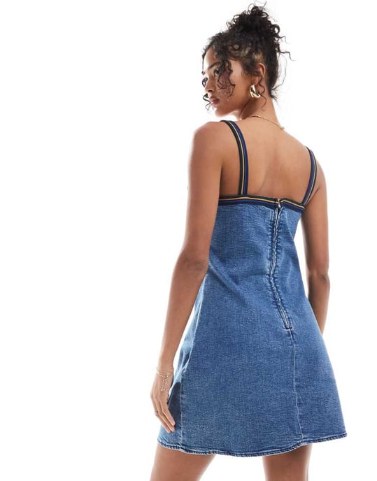 ASOS DESIGN – Mellanblå denimklänning med ribbade kanter - Image 4