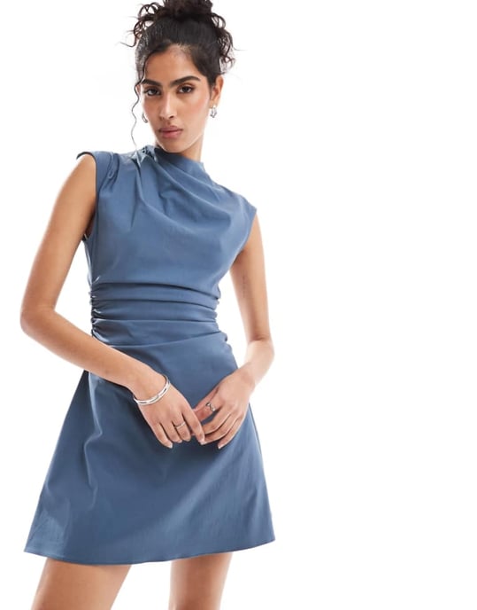 ASOS DESIGN – Bengalin – Ärmlös miniklänning med hög halsringning och rynkade detaljer i denimblått - Image 1