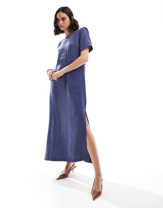 ASOS DESIGN – Indigoblå midiklänning med axelvaddering och t-shirt - Image 1