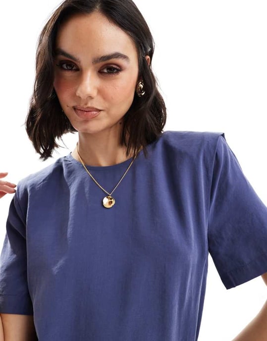ASOS DESIGN – Indigoblå midiklänning med axelvaddering och t-shirt - Image 4