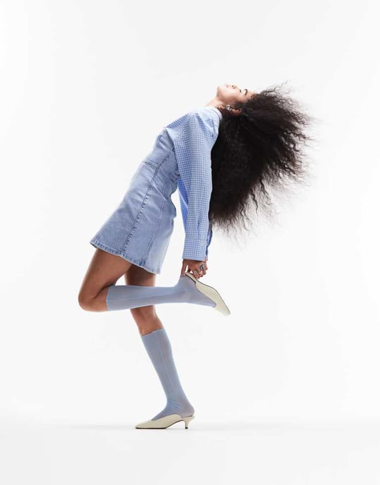 ASOS DESIGN – Bromtvättad miniklänning i denim med bandeaumönster - Image 1