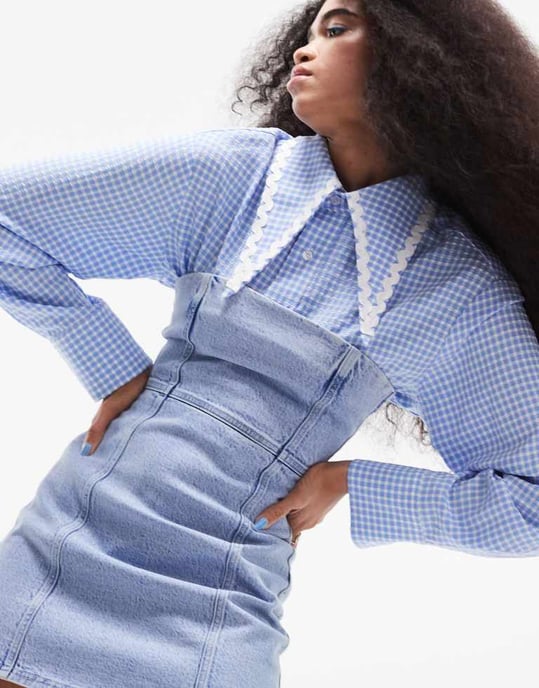 ASOS DESIGN – Bromtvättad miniklänning i denim med bandeaumönster - Image 2