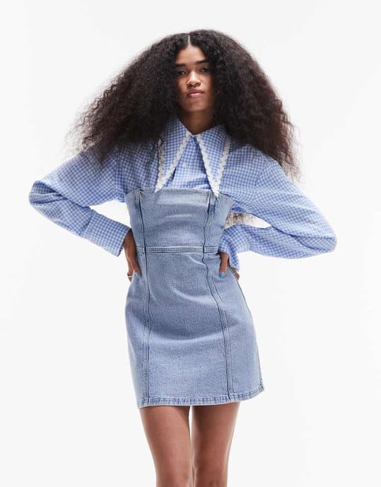 ASOS DESIGN – Bromtvättad miniklänning i denim med bandeaumönster - Image 3