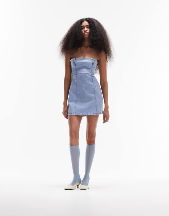 ASOS DESIGN – Bromtvättad miniklänning i denim med bandeaumönster - Image 4