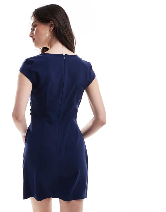 ASOS DESIGN – Marinblå miniklänning med asymmetrisk halsringning - Image 2