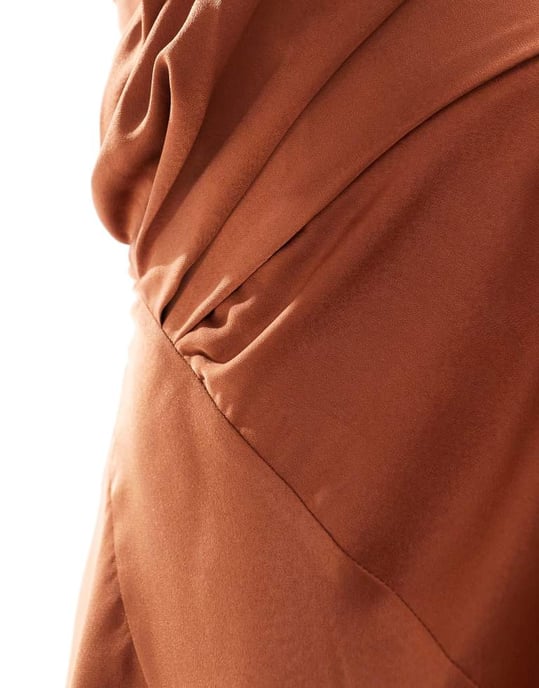 ASOS DESIGN – Chokladfärgad bandeauklänning med asymmetrisk kant och bias i satin - Image 4