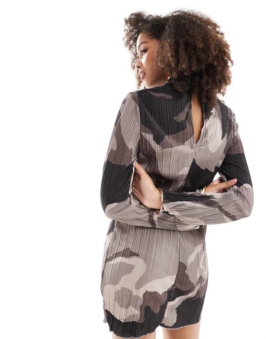 Vero Moda – Plisserad miniklänning med vida ärmar i brunt abstrakt tryck - Image 4