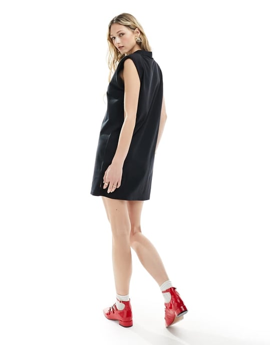 ASOS DESIGN – Marinblå, ärmlös miniklänning i cupro med knappslå och axelvaddering - Image 2