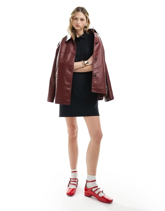 ASOS DESIGN – Marinblå, ärmlös miniklänning i cupro med knappslå och axelvaddering - Image 3