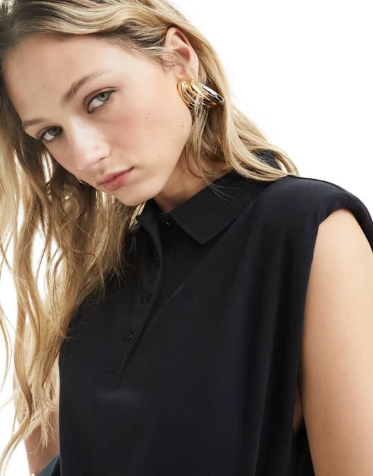 ASOS DESIGN – Marinblå, ärmlös miniklänning i cupro med knappslå och axelvaddering - Image 4