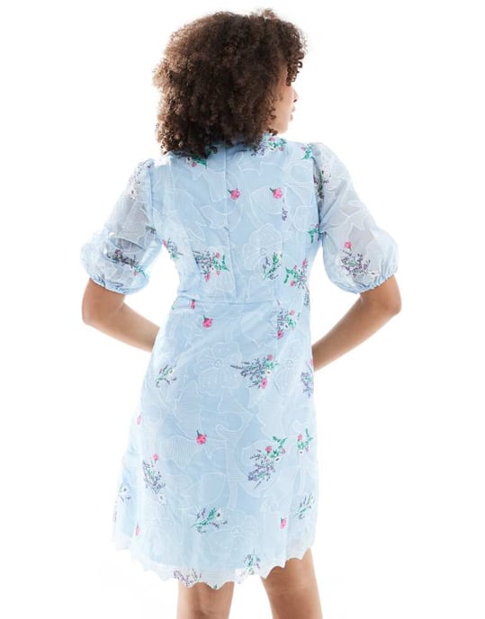 YAS – Blå miniklänning med broderad organza och knappar - Image 3