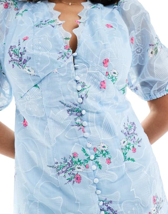 YAS – Blå miniklänning med broderad organza och knappar - Image 4