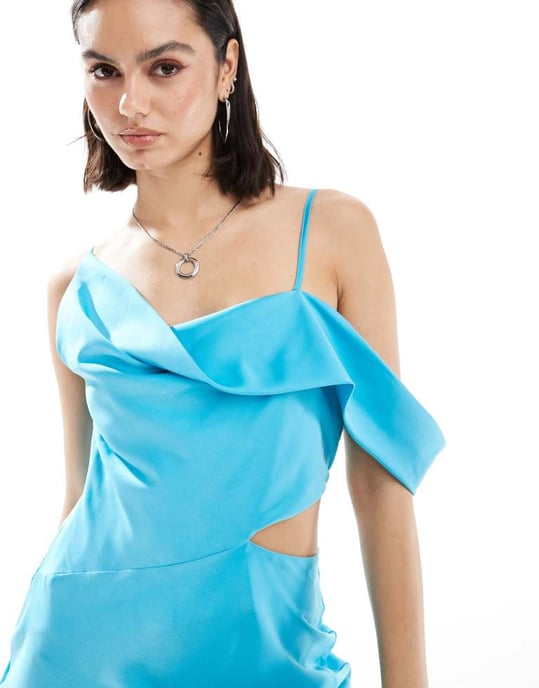 ASOS DESIGN – Turkos maxiklänning i satin med asymmetrisk axel och utskurna detaljer - Image 2