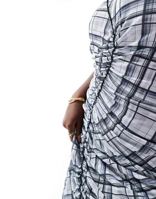 ASOS DESIGN Curve – Grårutig midiklänning i mesh med rynkade sömmar framtill - Image 3