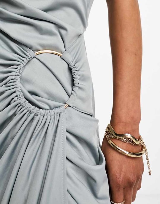ASOS DESIGN – Mjukt grå midiklänning med nedsänkta axlar och draperad ringdetalj - Image 3