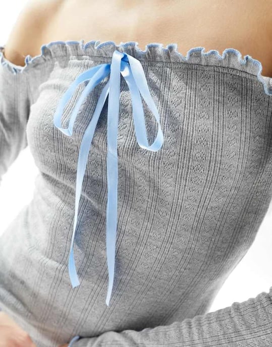 ASOS DESIGN – Grå miniklänning med kontrasterande volang och rosett - Image 3