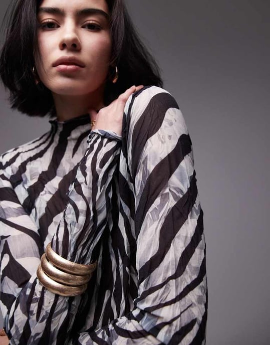 Topshop – Marinblå, krinklad topp med hög halsringning och djurtryck - Image 2