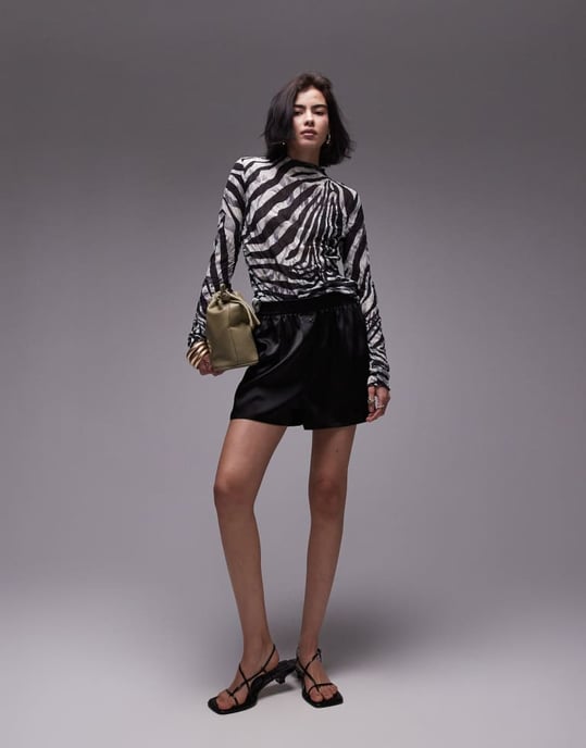Topshop – Marinblå, krinklad topp med hög halsringning och djurtryck - Image 3