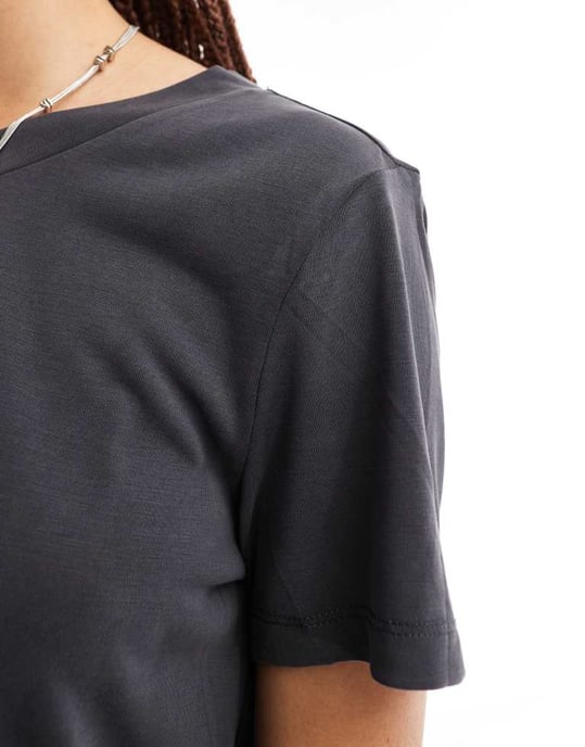 Monki – Supermjuk t-shirt i antracitgrönt - Image 3