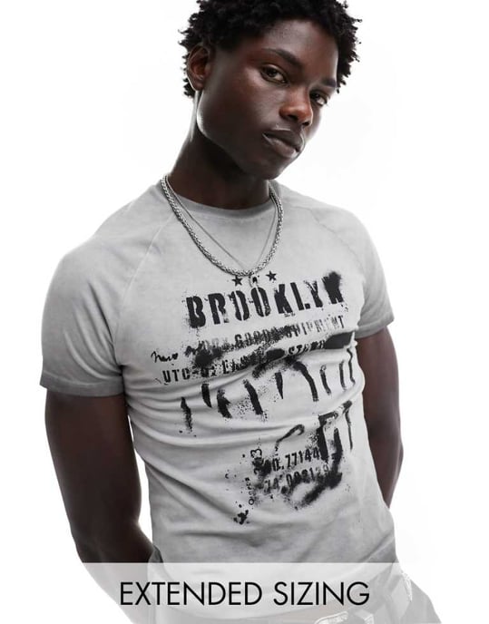 ASOS DESIGN – Beskuren muskelt-shirt i tvätt med grungetryck i stadsstil - Image 1