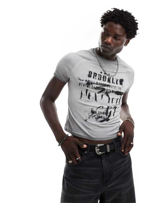 ASOS DESIGN – Beskuren muskelt-shirt i tvätt med grungetryck i stadsstil - Image 2
