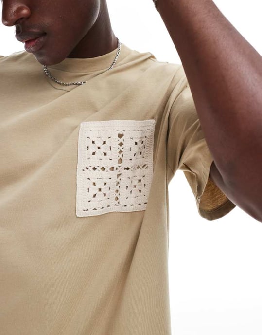 ONLY & SONS – Ljusbrun oversize t-shirt med virkad ficka - Image 3