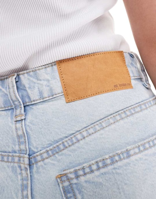 ASOS DESIGN – Hourglass – Ljusblå, avslappnade momjeans med hög midja och revor - Image 2