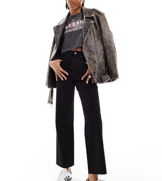 ASOS DESIGN – Svarta jeans med raka ben och ankelrem – SVART - Image 1