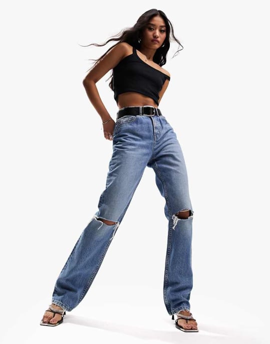 ASOS DESIGN – Mellanblå raka jeans med medelhög midja och revor på knäna - Image 1