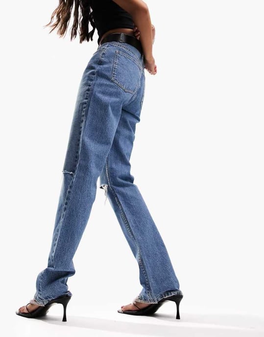 ASOS DESIGN – Mellanblå raka jeans med medelhög midja och revor på knäna - Image 3