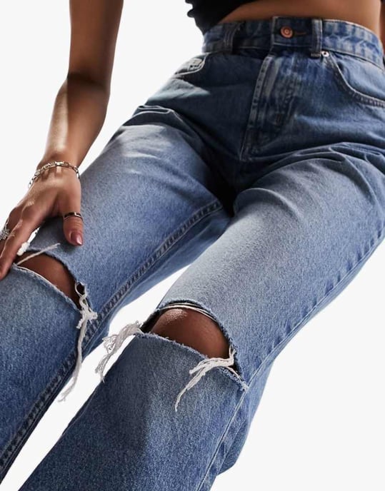 ASOS DESIGN – Mellanblå raka jeans med medelhög midja och revor på knäna - Image 4