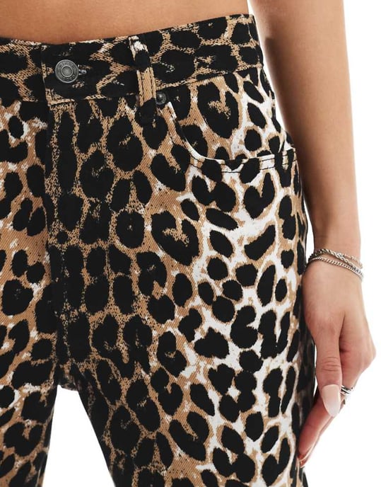 ASOS DESIGN – Raka jeans med leopardmönster från 90-talet - Image 1