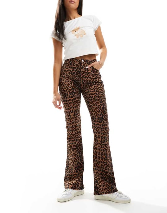 Miss Selfridge leopardfärgade utsvängda jeans - Image 1